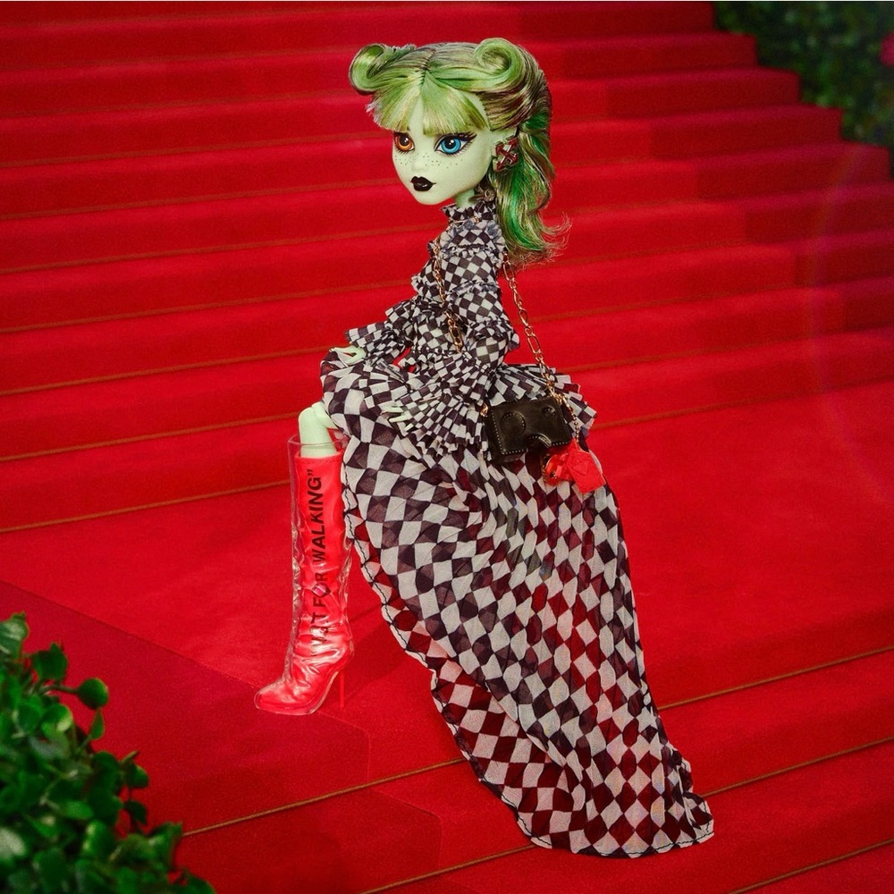 Off-White c/o Monster High Harmonie Ghoul Doll - Picture 5 of 14
